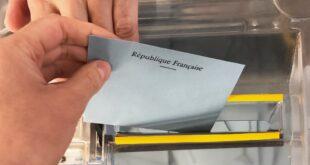 A voter throws an envelope with a candidate into the ballot box. Translation Republic of France