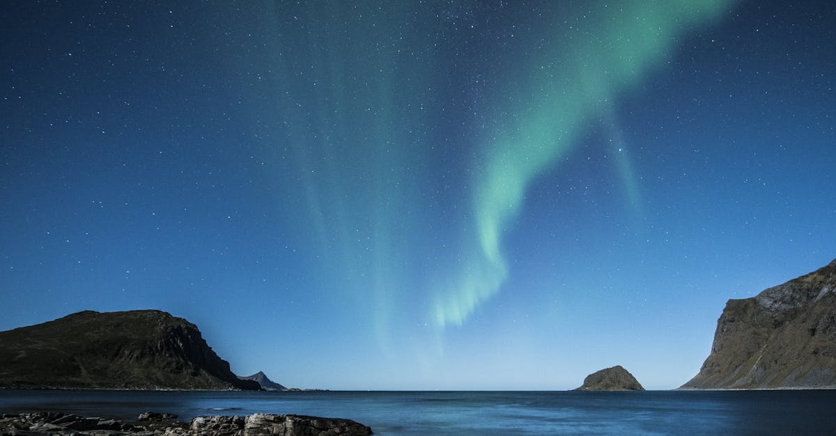 découvrez la beauté envoûtante des aurores, ce phénomène naturel fascinant qui illumine le ciel nocturne de couleurs vibrantes. plongez dans l'univers magique des aurores boréales et australes, leurs origines mystérieuses et les meilleurs endroits pour les observer.