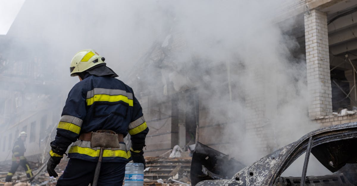 découvrez les métiers les plus dangereux au monde, où les risques s'entremêlent aux responsabilités. explorez les défis, l'adrénaline et les mesures de sécurité qui caractérisent ces professions à haut risque.