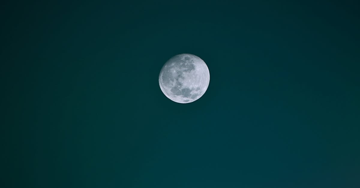 découvrez les mystères fascinants de l'éclipse lunaire, un événement astronomique captivant où la terre se place entre le soleil et la lune, créant un spectacle inoubliable dans le ciel nocturne. ne manquez pas cette occasion unique d'observer un phénomène naturel extraordinaire.