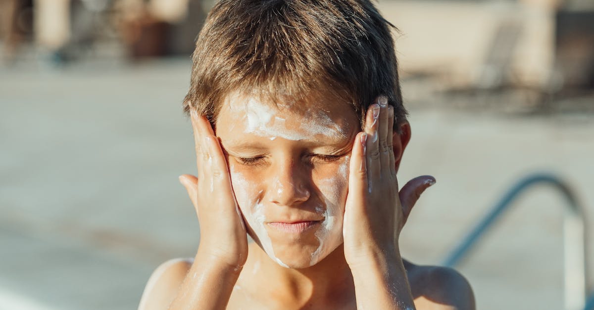 découvrez l'importance de la crème solaire pour protéger votre peau des rayons uv. apprenez à choisir le bon produit, à l'appliquer correctement et à intégrer la protection solaire dans votre routine beauté. protégez votre peau tout en profitant du soleil !