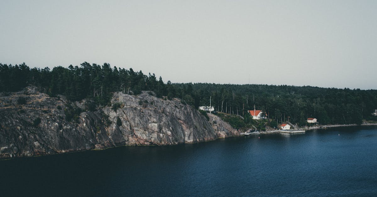 découvrez la suède, un pays nordique réputé pour ses paysages époustouflants, sa culture riche et son engagement envers le développement durable. explorez ses villes emblématiques comme stockholm et göteborg, ainsi que ses magnifiques nature sauvage, ses traditions vivantes et ses innovations.