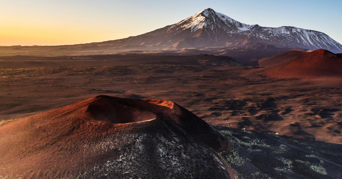 découvrez l'univers fascinant des volcans : leurs origines, leurs types, et les phénomènes naturels qui les entourent. plongez au cœur de la volcanologie et apprenez comment ces majestueuses montagnes de feu façonnent notre planète.