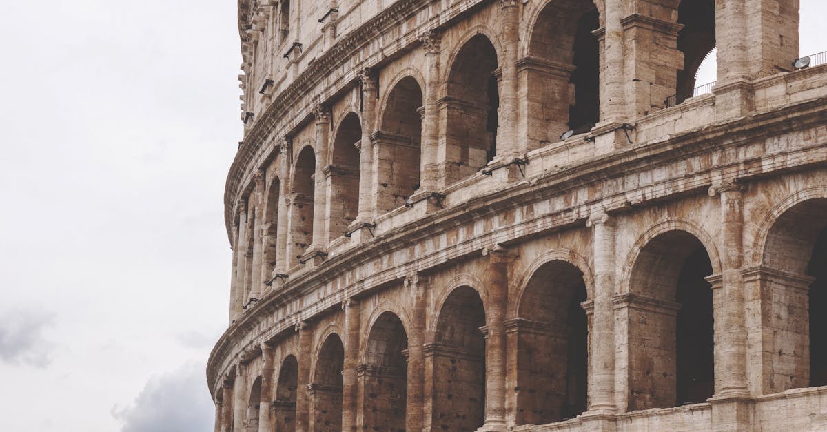 découvrez le colisée, emblématique symbole de rome, qui témoigne de la grandeur de l'empire romain. explorez son architecture impressionnante et plongez dans l'histoire fascinante des gladiateurs et des spectacles qui s'y déroulaient.